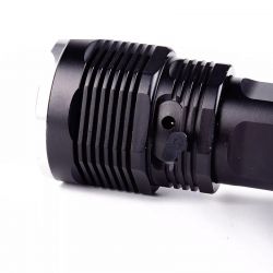 Torcia LED tattica ricaricabile ad alta potenza da 2000Lms - W01 - 15W