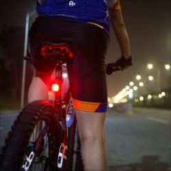 Fahrrad-LED-Rücklicht, T003, automatische Bremserkennung, wasserdicht, USB - Rahmenhalterung