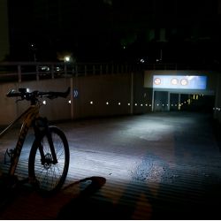 Luz delantera + claxon de bicicleta LED, real 190Lms + 120dB - control de manillar - BY24