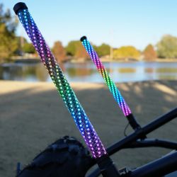 Kit 2x Whip Lights LED RGB XENLED 60 cm – Antennes lumineuses spiralées avec drapeaux, application Bluetooth et télécommande